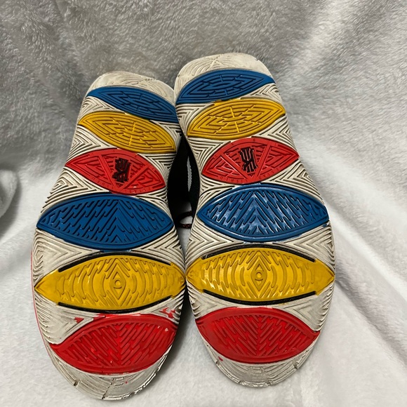 Nike Kyrie Friends edition kids 6Y but fits 7.5 womens - Picture 2 of 8